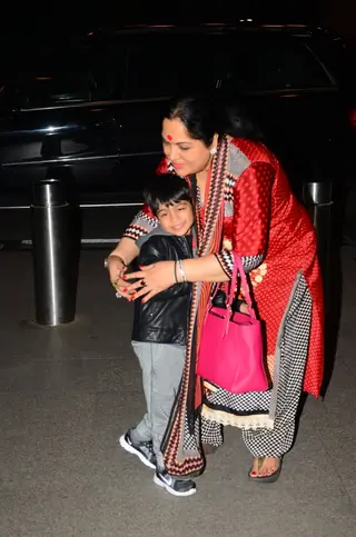 Shettys Snapped at Airport Thumbnail