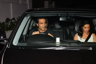 Shraddha, Arjun snapped outside Farhan's House! Thumbnail
