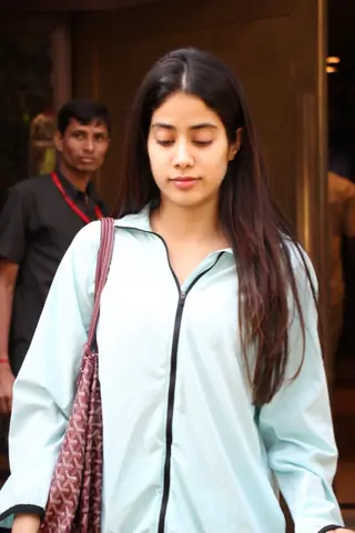 Jhanvi Kapoor Snapped Thumbnail