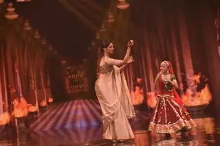Deepika dances on Ghoomar with Super Dancer kids Thumbnail