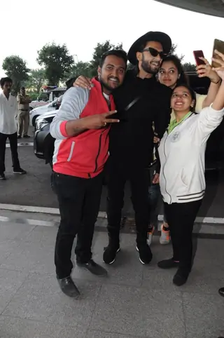 Ranveer - Varun - Katrina - Sidharth at the Airport Thumbnail