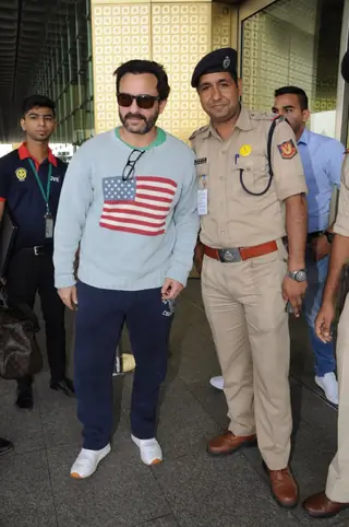 Saif Ali Khan and Sidharth Malhotra at the Airport Thumbnail