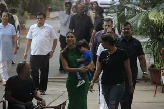 Taimur accompanies mom Kareena Kapoor on her sets Thumbnail