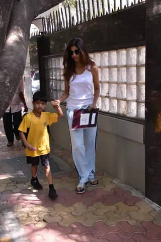 Shilpa Shetty with son snapped in Juhu Thumbnail