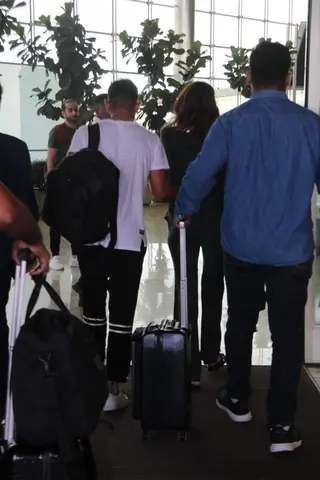 Virat-Anushka snapped at airport Thumbnail
