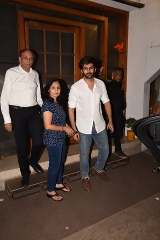 Kartik Aaryan's birthday bash with his family Thumbnail