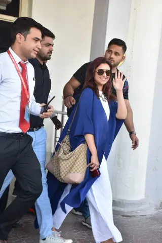 Priyanka Chopra's family at airport leaving for Jodhpur Thumbnail