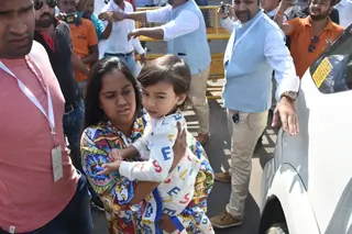 Arpita khan and Ahil at Jodhpur airport Thumbnail