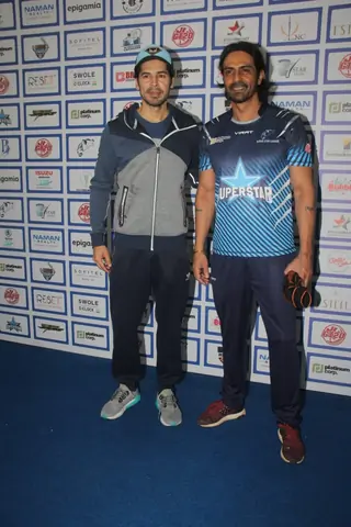 B-town celebs at Super Star league Thumbnail