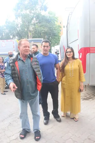 Salman Khan With family spotted at Mehboob studio for Bharat promotion Thumbnail