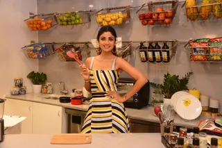 Shilpa Shetty snapped while visiting Big Bazaar for an event Thumbnail