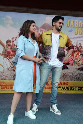 Sidharth Malhotra and Parineeti Chopra snapped while promoting their upcoming movie Jabariya Jodi