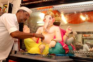 Bollywood celebrities welcome Bappa with warm hearts!