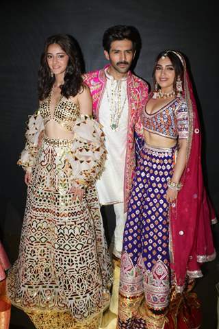 Kartik, Bhumi and Ananya walk the ramp as showstoppers for Abu Jani and Sandeep Khosla!