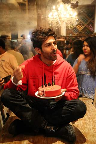 Kartik Aaryan celebrates his birthday! Thumbnail