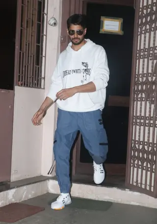 Celebs papped around the town! Thumbnail