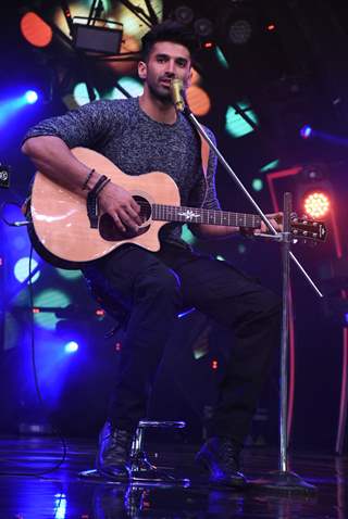 Aditya Roy Kapoor gave impromptu performance on Indian idol Season 11!  