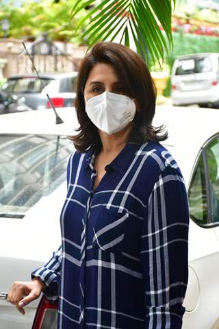 Neetu Kapoor snapped Outside a clinic in Mumbai! 