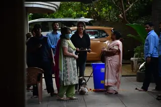 Neetu Kapoor snapped performing Ganapati Visarjan! Thumbnail