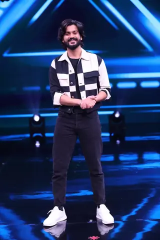 Singer Neha Kakkar and Sunny Kaushal celebrate Retro Special on India’s Best Dancer  Thumbnail