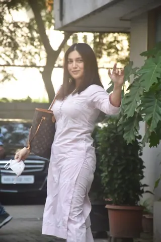 Bollywood celebrities snapped around the town!  Thumbnail