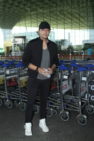 Celebrities snapped at airport Thumbnail