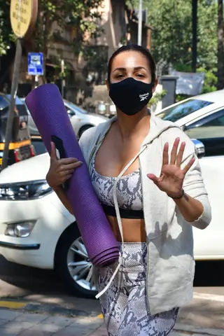 Bollywood celebrities snapped around the town Thumbnail