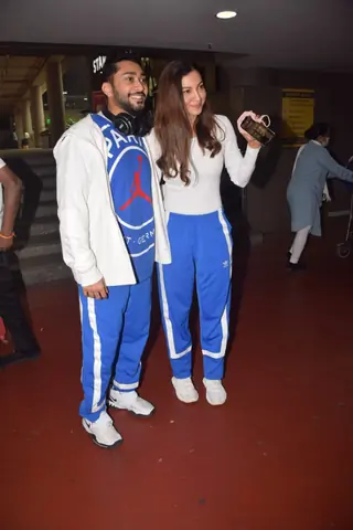 Gauahar Khan and husband Zaid Darbar spotted arriving at Mumbai Airport  Thumbnail