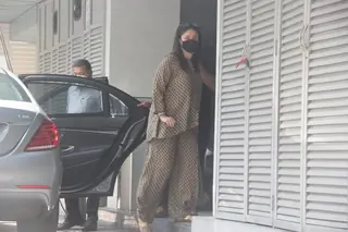 Mommy-to-be Kareena Kapoor Khan snapped at clinic in Bandra Thumbnail