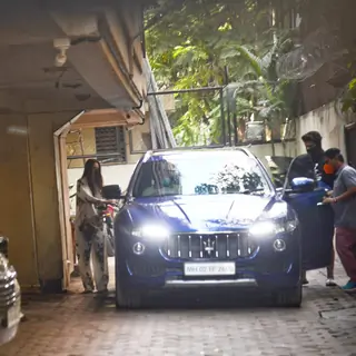 Malaika Arora snapped visiting boyfriend Arjun Kapoor Thumbnail