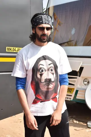 Kartik Aaryan snapped at a shoot in Versoa Thumbnail