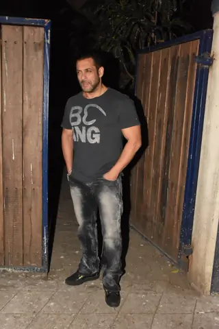 Salman Khan snapped outside a recording studio! Thumbnail