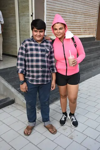 Rakhi Sawant and Gauri Tejwani snapped around the town Thumbnail