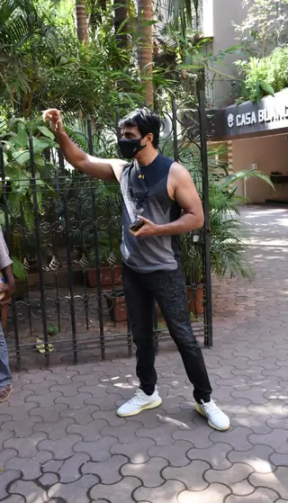 Sonu Sood snapped outside his residence Thumbnail