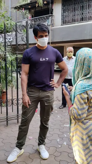 Sonu Sood spotted outside his building! Thumbnail