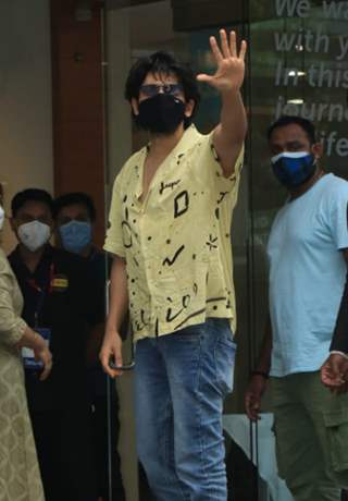 Kartik Aaryan greets paps as he arrives at Hinduja hospital to take the Covid-19 vaccine!