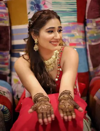 Inside pics: Disha Parmar Mehendi ceremony Thumbnail