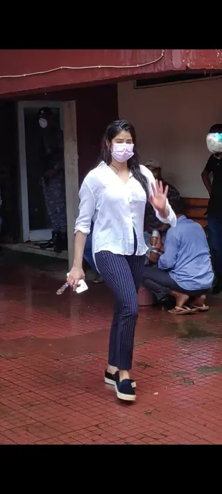 Janhvi Kapoor snapped at pilates classes  Thumbnail