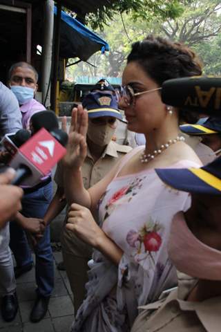 Kangana Ranaut reaches Khar Police Station 