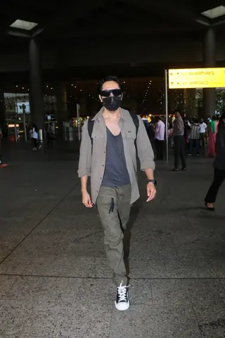 Celebrities snapped at the airport  Thumbnail