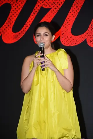 Alia Bhatt snapped at Darlings trailer launch Thumbnail