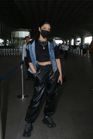 Celebrities snapped at the airport  Thumbnail