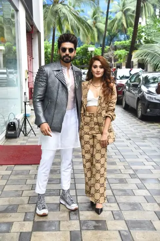 Gurmeet Choudhary and Arushi Nishank snapped promoting their song Teri Galiyon se at T-Series Office in Andheri Thumbnail