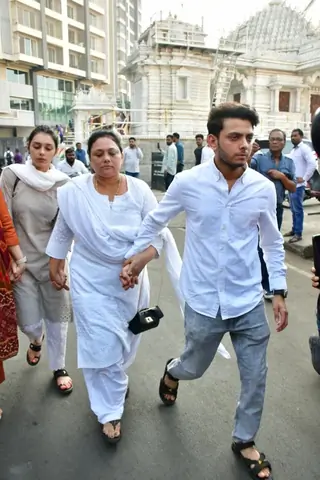 Celebrites spotted Tunisha Sharma's funeral Thumbnail