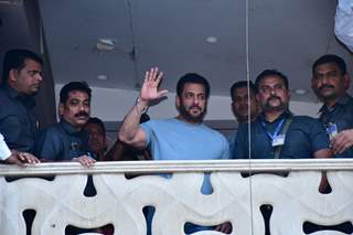Salman Khan greets his fans on his Birthday from the Galaxy apartment