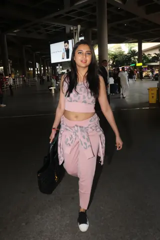 Celebrities snapped at the airport  Thumbnail