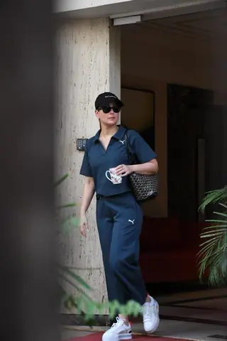 Celebrities snapped in the city  Thumbnail