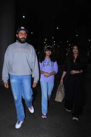 Abhishek Bachchan, Aishwarya Rai Bachchan and Aaradhya Bachchan papped at the Mumbai airport 