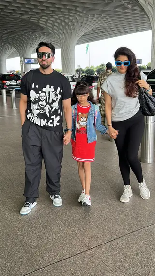 Celebrities snapped at the airport  Thumbnail