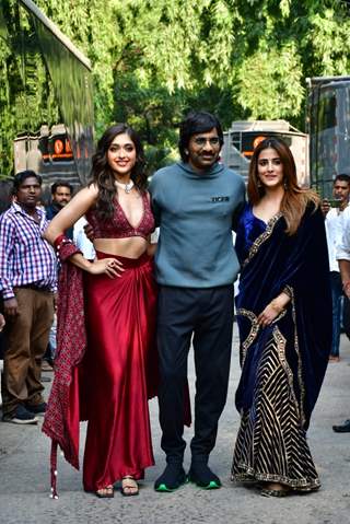 Ravi Teja, Gayatri Bhardwaj and Nupur Sanon snapped promoting upcoming film Tiger Nageswara Rao on the sets of India’s Got Talent 